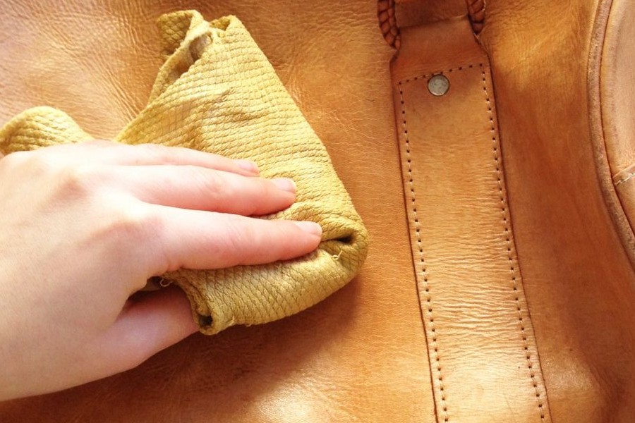 cara membersihkan tas kulit dengan lap