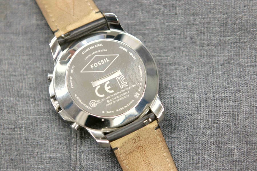 jam tangan fossil tampak belakang